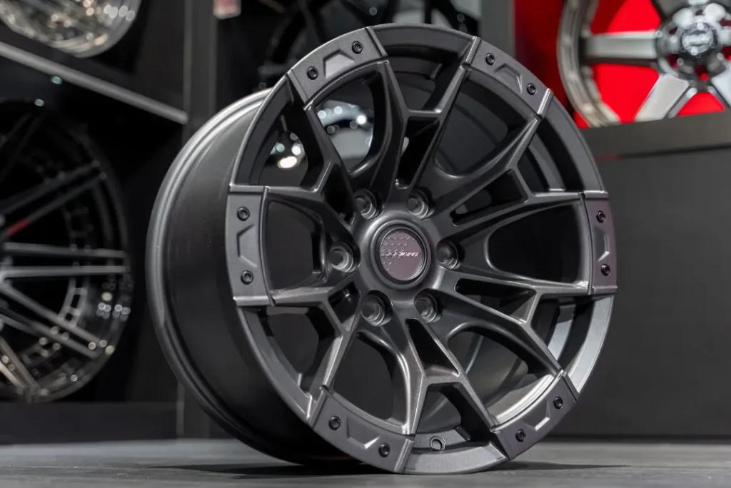 Image of an OE Wheels SEMA Award Defiant rim for Chevy Silverado